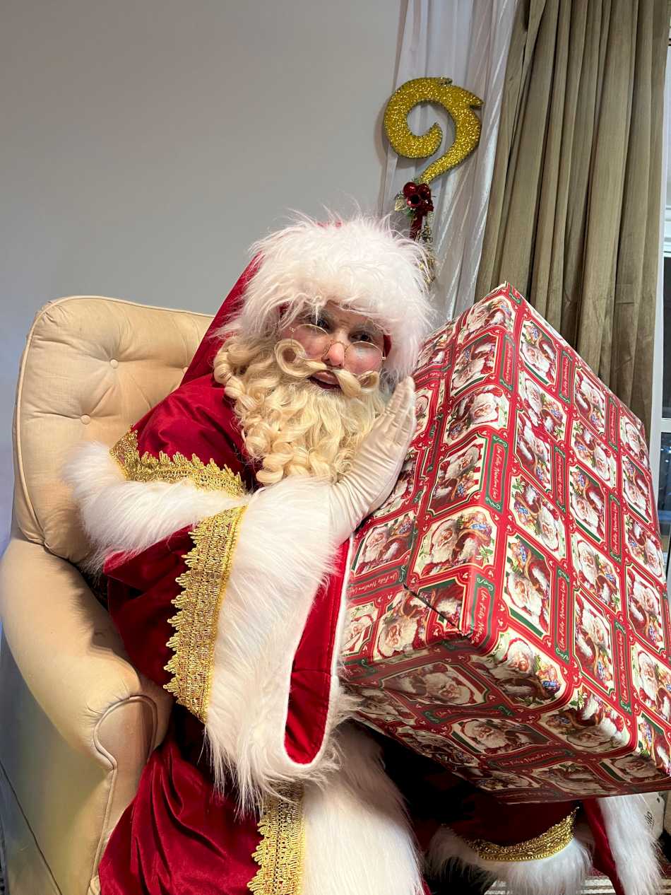 Papai Noel entregando presente em Jundiaí Papai Noel entregando presente em Jundiaí