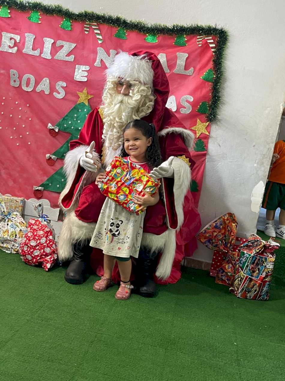 Papai noel posando para uma foto em Mauá