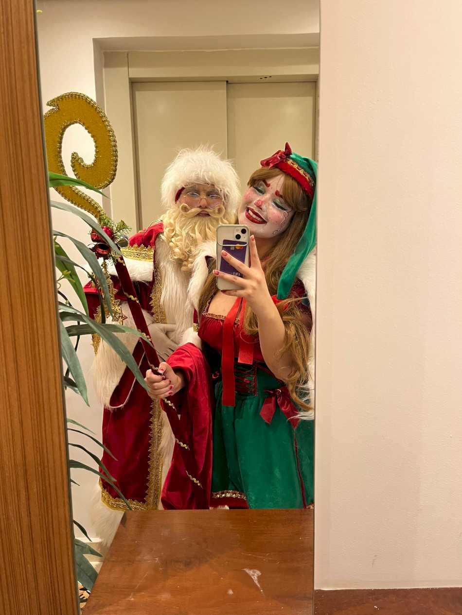 Papai noel e amiga posando para uma foto em Mogi das Cruzes