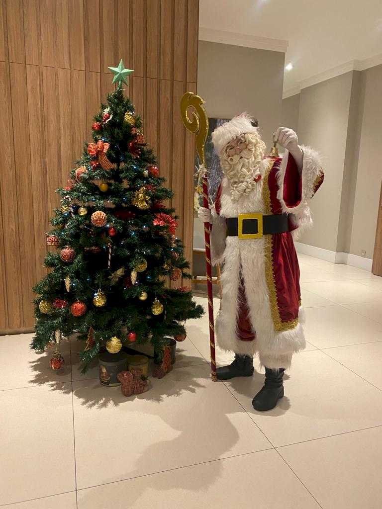 Papai noel posando para uma foto em Mogi das Cruzes