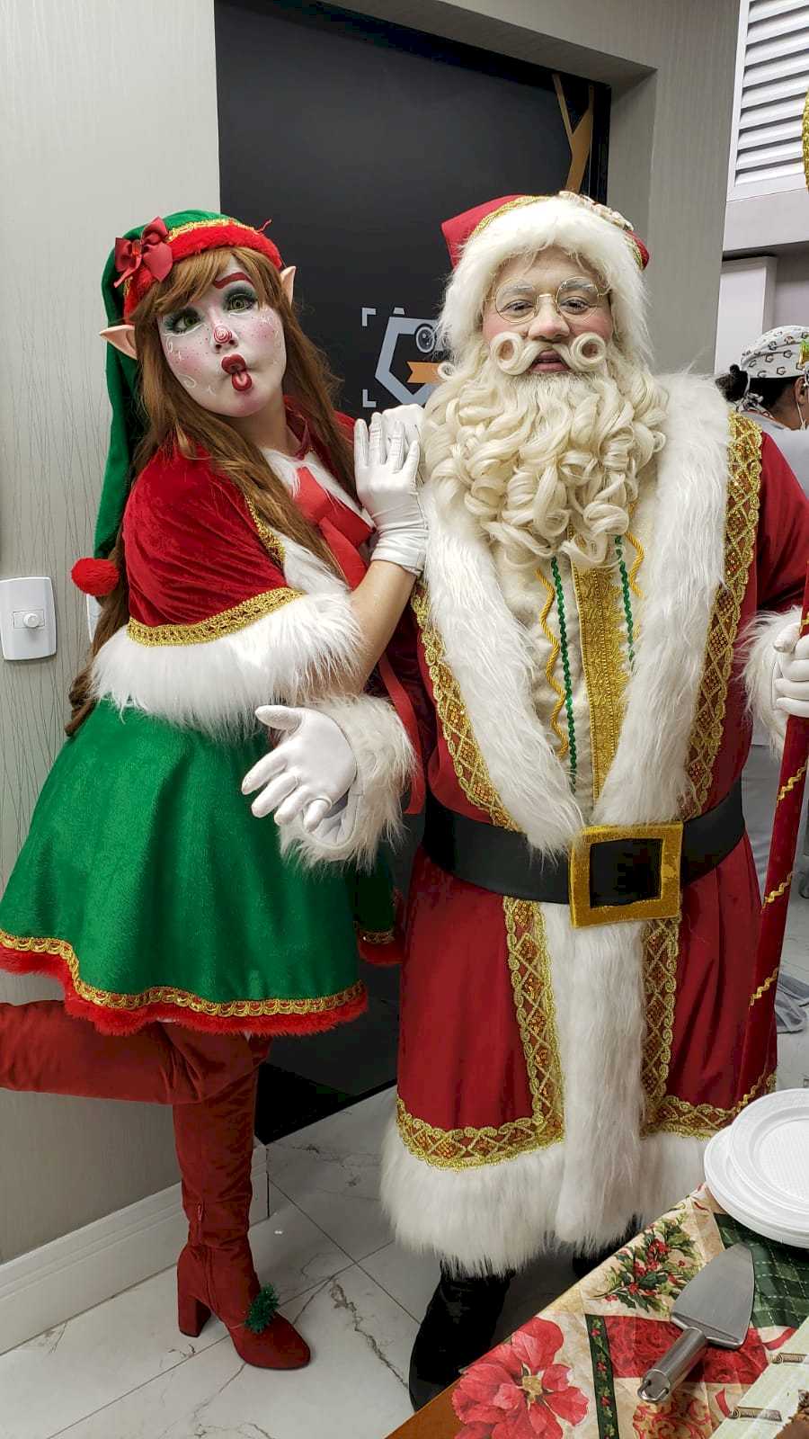 Papai noel e amiga posando para uma foto em Santana de Parnaiba