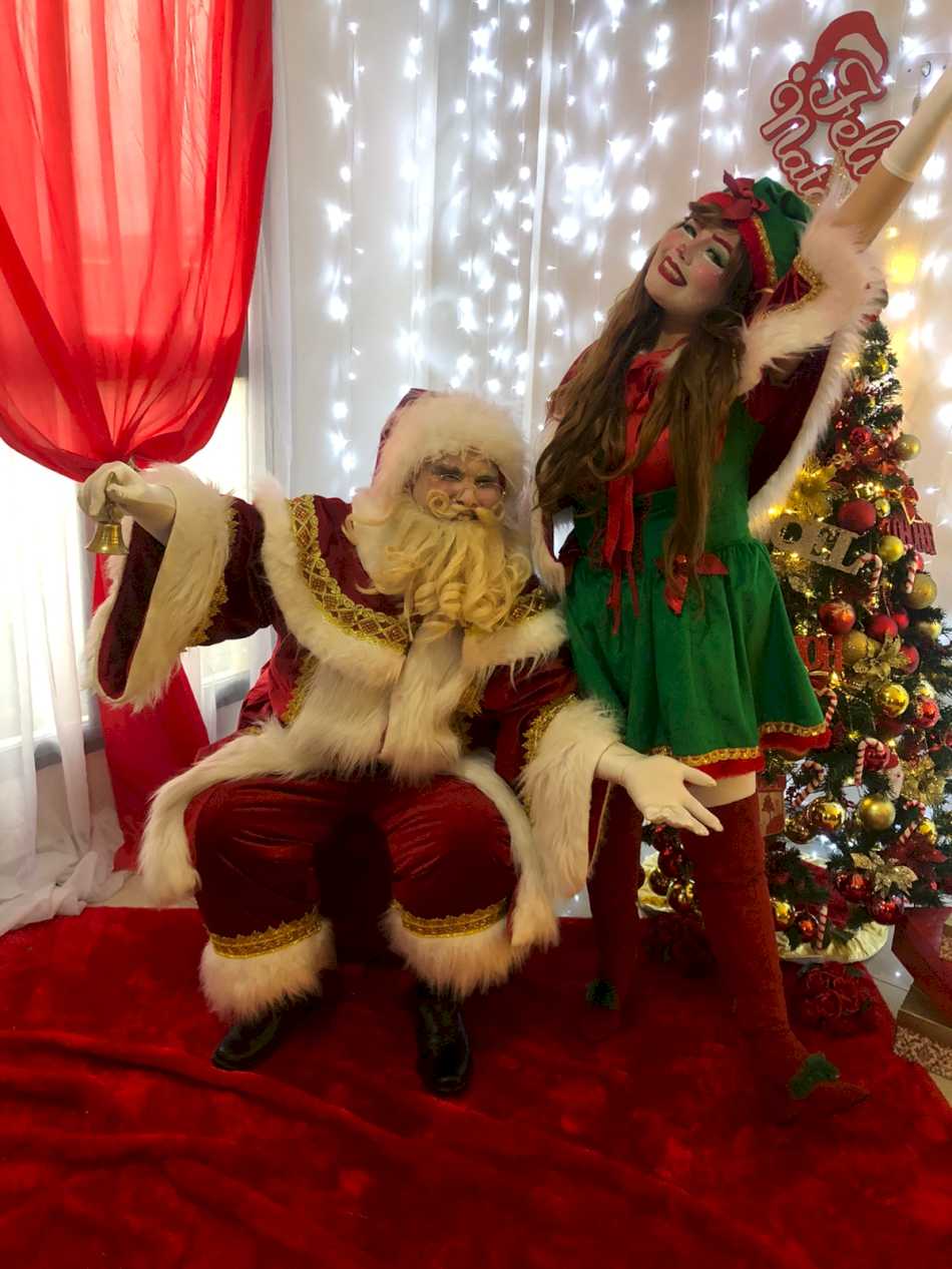 Papai noel e amiga posando para uma foto em Santana de Parnaiba
