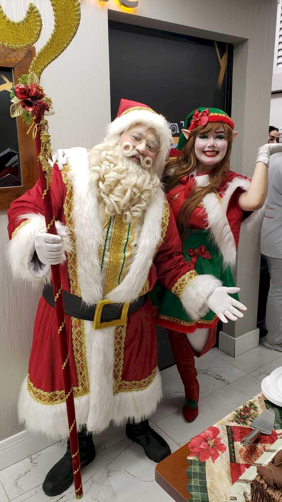 Papai noel e amiga posando para uma foto em Santo André