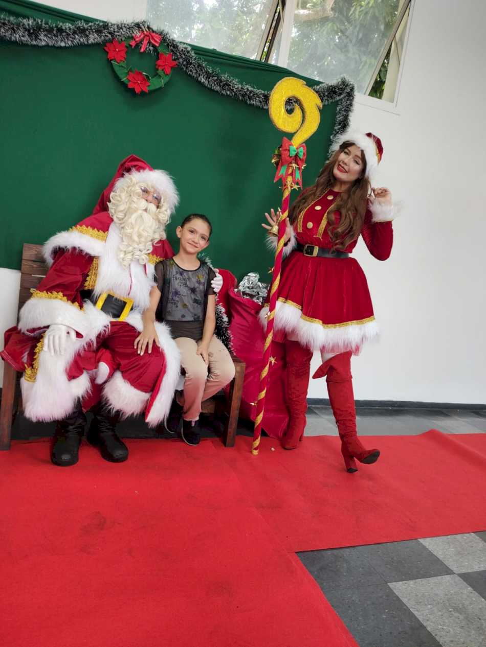 Papai Noel e mamãe noel posando para uma foto em Santo André