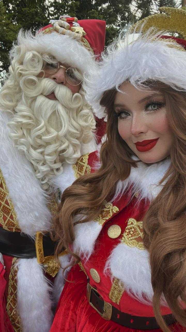 Papai Noel e mamãe noel posando para uma foto em São Bernardo do Campo Papai Noel e mamãe noel posando para uma foto em São Bernardo do Campo