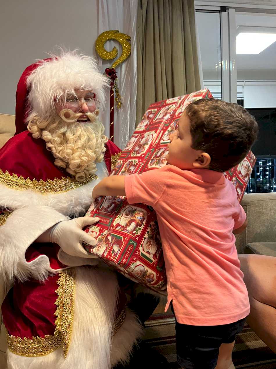 Papai Noel e criança posando para foto em São Bernardo do Campo Papai Noel e criança posando para foto em São Bernardo do Campo
