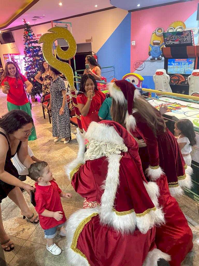 Papai Noel entregando presente em Sorocaba