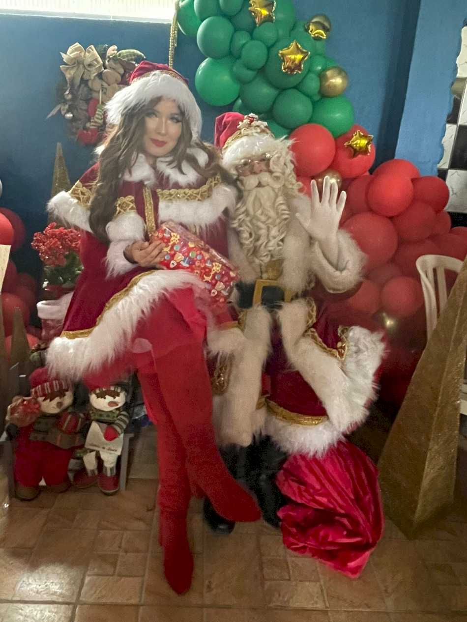 Papai Noel e mamãe noel posando para uma foto em Sorocaba